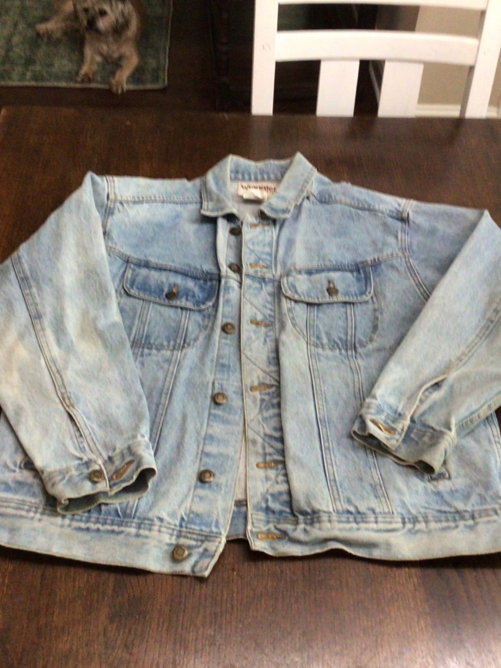 Vintage Wrangler Rugged Wear jean jacket for Men Size large.